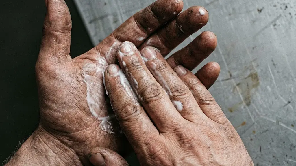 Schmutzige Hände mit Seife