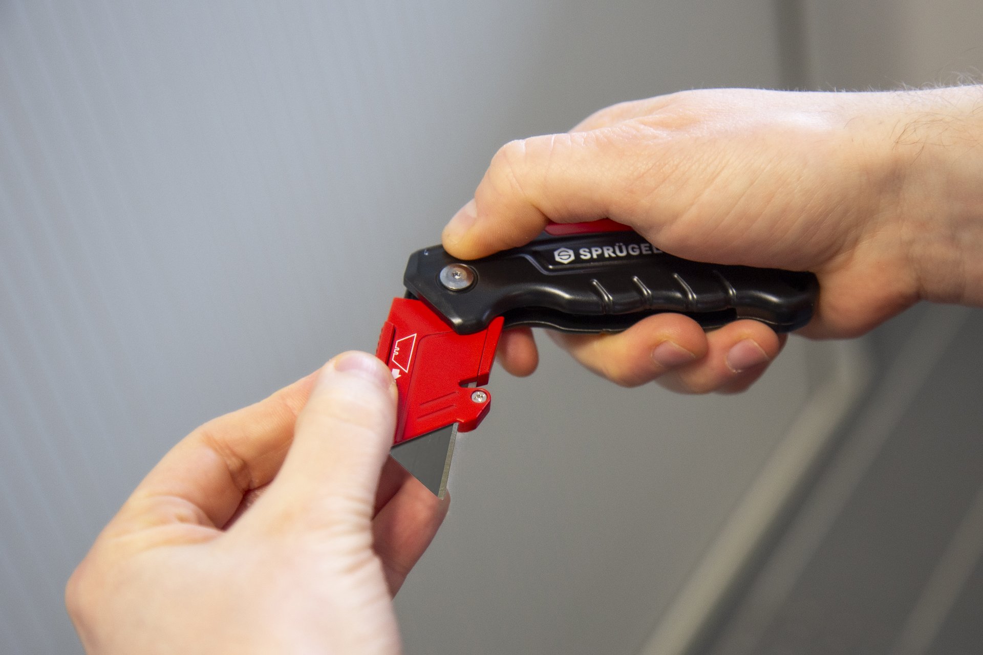 Sprügel Trapezklingenmesser rot schwarz Klingenwechsel