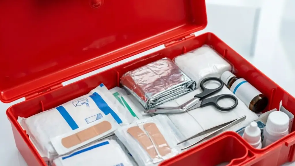 Aufgeklappter Verbandskasten