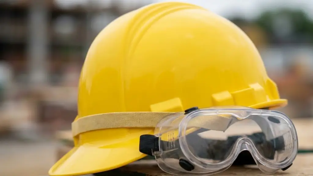 Gelber Schutzhelm und Schutzbrille