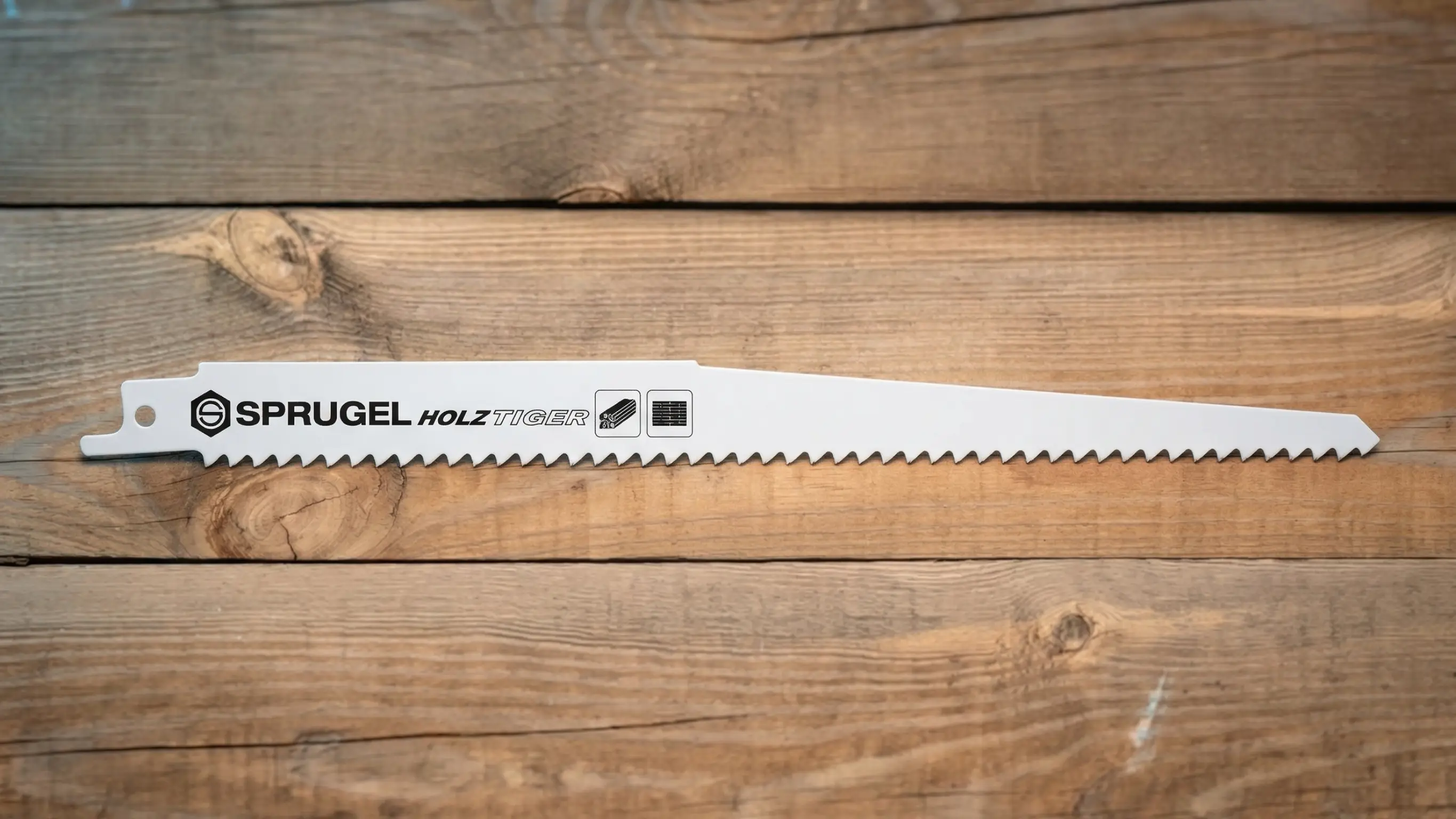 Säbelsägeblatt Holztiger auf Holzoberfläche